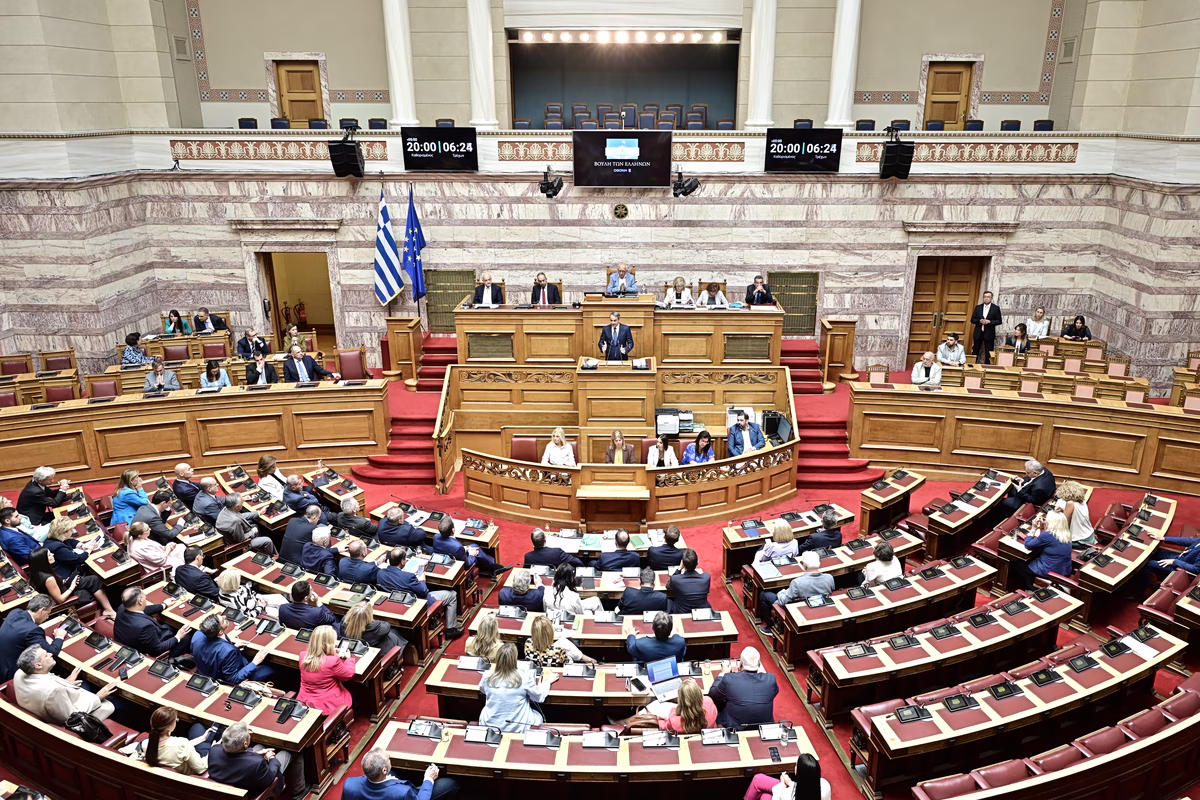 «Οι τομές που φέρνετε στο Σύνταγμα είναι αντιδραστικές» – Αντιπολίτευση κατά κυβέρνησης για τη Συνταγματική Αναθεώρηση