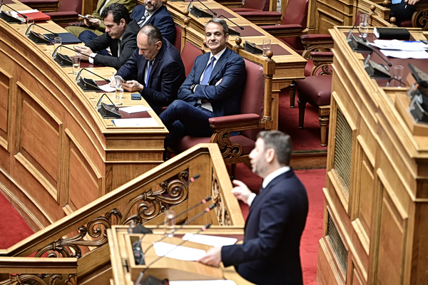 Τεταμένο κλίμα στην Βουλή – Ανδρουλάκης κατά Μητσοτάκη: «Ποιος μας κάνει μαθήματα θεσμικότητας – Το αφεντικό που δεν έφαγε τη σφαίρα;»