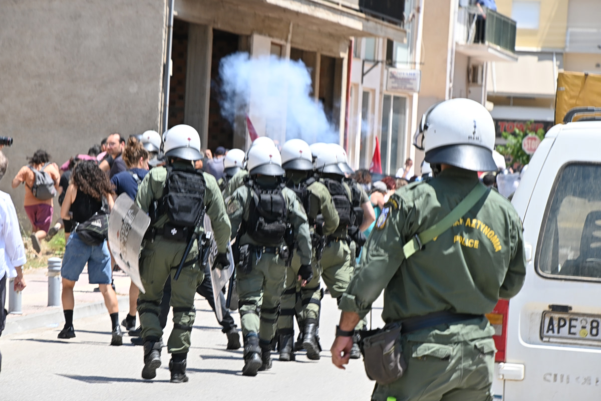 Άργος: Επεισόδια στην πορεία για τον 20χρονο Θοδωρή – Ένταση μεταξύ διαδηλωτών και ΜΑΤ