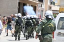 Άργος: Επεισόδια στην πορεία για τον 20χρονο Θοδωρή – Ένταση μεταξύ διαδηλωτών και ΜΑΤ