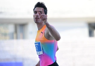 «Πόλος έλξης» ο Τεντόγλου: Δεν σταμάτησε να υπογράφει αυτόγραφα (vid)
