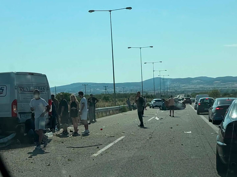 Έβρος: Σοβαρό τροχαίο με καραμπόλα οχημάτων στην Εγνατία Οδό – Βαν μετέφερε μετανάστες