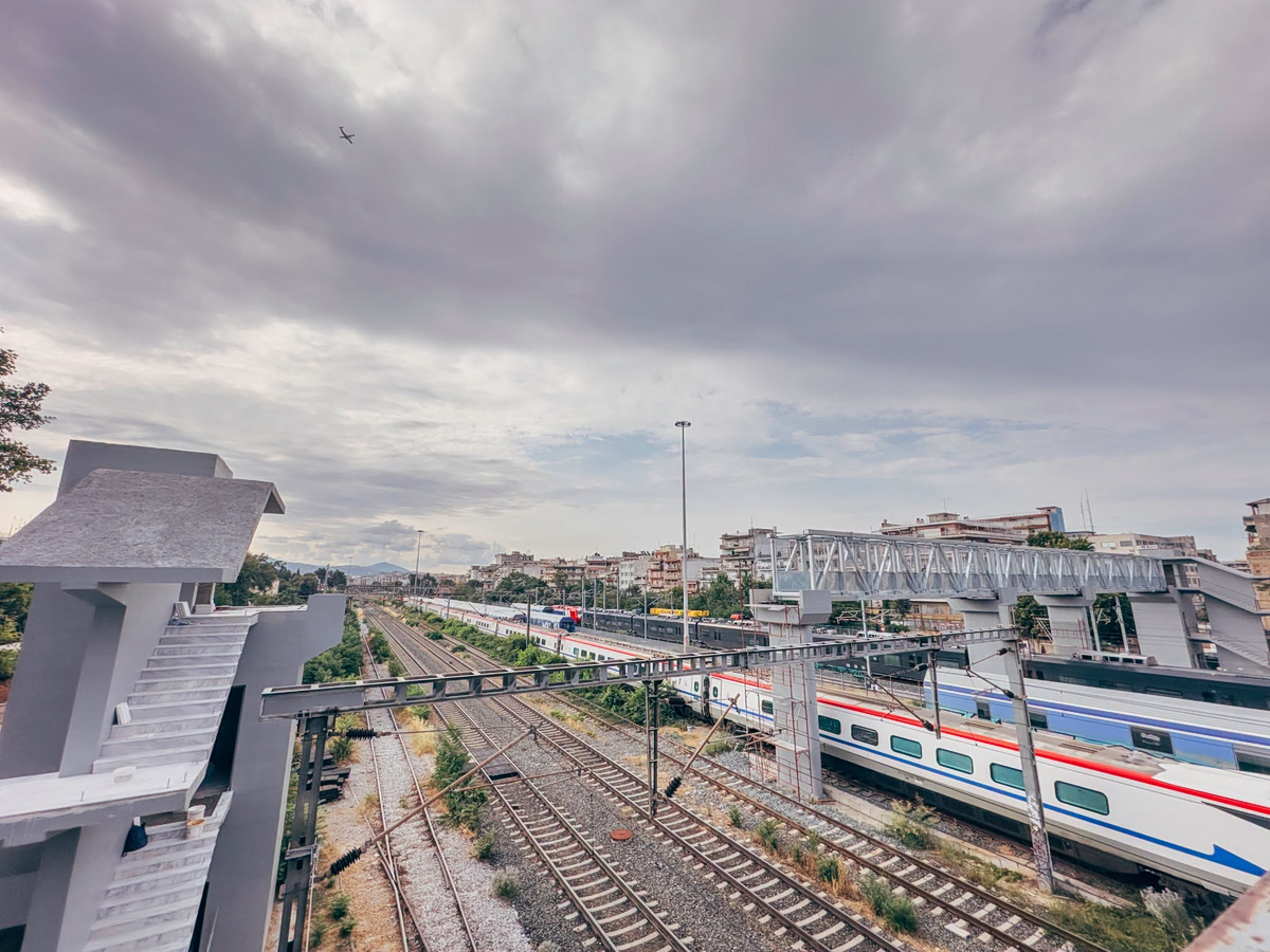 Προχωρούν οι εργασίες κατασκευής της νέας μεταλλικής πεζογέφυρας στην οδό Καλλιθέας