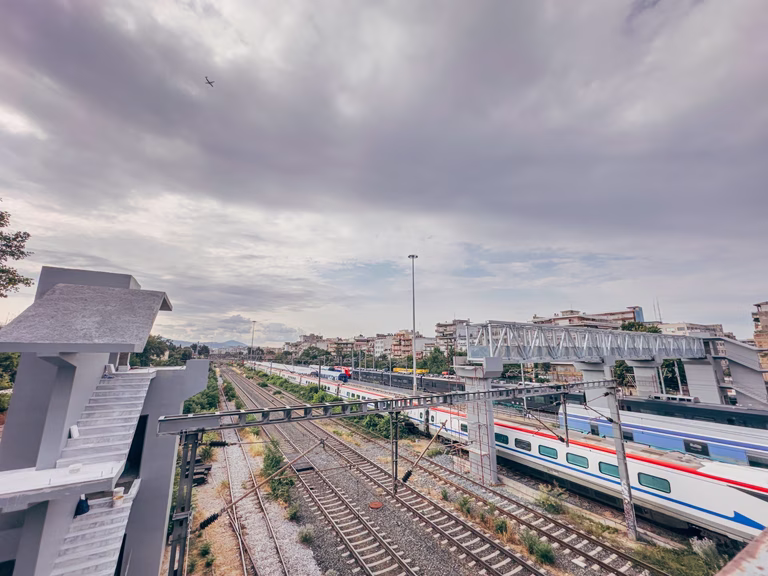 Προχωρούν οι εργασίες κατασκευής της νέας μεταλλικής πεζογέφυρας στην οδό Καλλιθέας