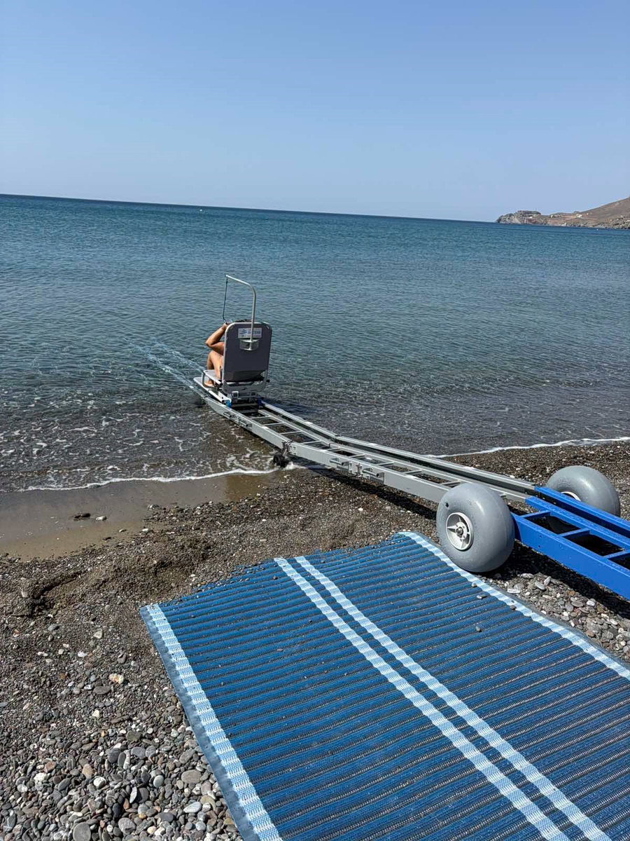Σε λειτουργία η νέα ράμπα διευκόλυνσης πρόσβασης στην παραλία του Τσούτσουρα
