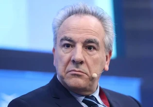 «Έβλεπα τον ομόλογό μου ζωντανά μπροστά μου», δικαιολογείται ο Ντόκος – Στην υβριδική επίθεση επιμένει το Μαξίμου