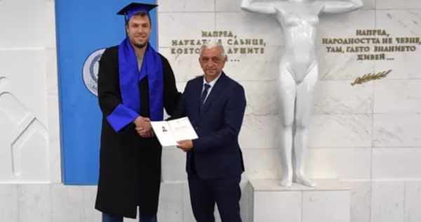 Ο Σάσα Βεζένκοφ πήρε μεταπτυχιακό από την Εθνική Ακαδημία Αθλητισμού της Βουλγαρίας