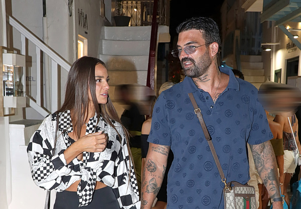 Αχώριστοι στη Μύκονο η Ρία Ελληνίδου και ο Δημήτρης Αλεξάνδρου