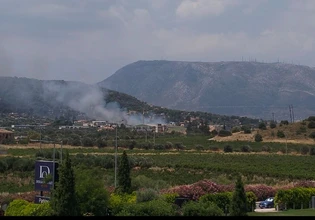 Φωτιά στα Σπάτα: Μήνυμα από το 112 – «Παραμείνετε σε ετοιμότητα»