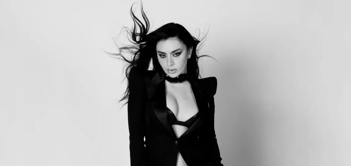H Charli xcx φέρνει «brat» αέρα στη συλλογή της Εθνικής Πινακοθήκης Πορτρέτων του Λονδίνου
