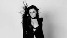 H Charli xcx φέρνει «brat» αέρα στη συλλογή της Εθνικής Πινακοθήκης Πορτρέτων του Λονδίνου
