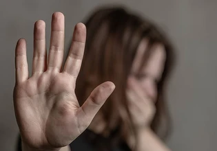 Κρήτη: Την γρονθοκοπούσε μπροστά στα ανήλικα παιδιά τους – Χειροπέδες σε 28χρονο στα Χανιά