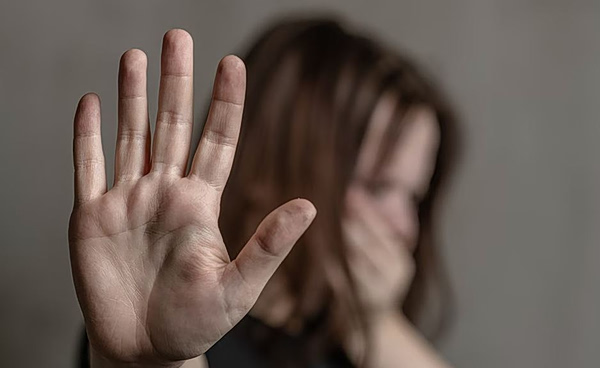 Κρήτη: Την γρονθοκοπούσε μπροστά στα ανήλικα παιδιά τους – Χειροπέδες σε 28χρονο στα Χανιά