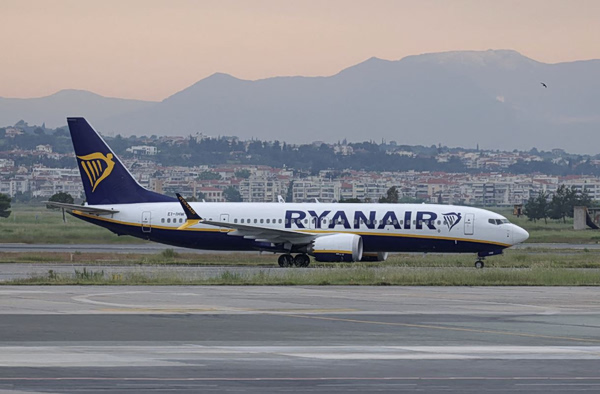 Θεσαλονίκη: Τι λέει η Ryanair για το σπασμένο παράθυρο αεροσκάφους σε πτήση της