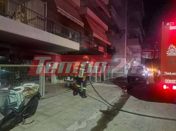 Πάτρα: Πανικός από φωτιά σε οχήματα σε πιλοτή πολυκατοικίας – Απεγκλωβίστηκαν ένοικοι