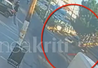 Κρήτη: Η στιγμή που ΙΧ «πετάει» στον αέρα και πέφτει πάνω σε δέντρο και σταθμευμένα αυτοκίνητα