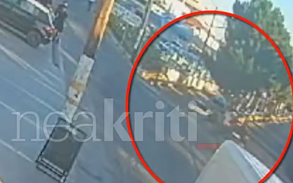 Κρήτη: Η στιγμή που ΙΧ «πετάει» στον αέρα και πέφτει πάνω σε δέντρο και σταθμευμένα αυτοκίνητα