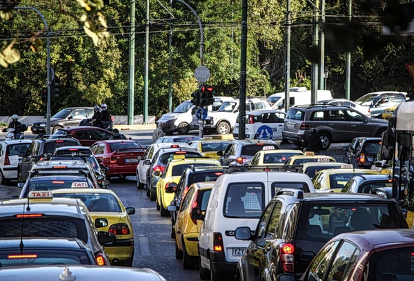 Κίνηση στους δρόμους: Ουρές χιλιομέτρων στον Κηφισό – Προβλήματα και στην Αττική Οδό