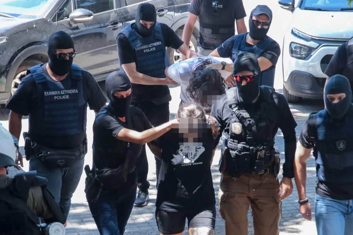 Στην ανακρίτρια οι τρεις κατηγορούμενοι για τη φονική εμπρηστική επίθεση στο σπίτι της οικογένειας Νέστορα