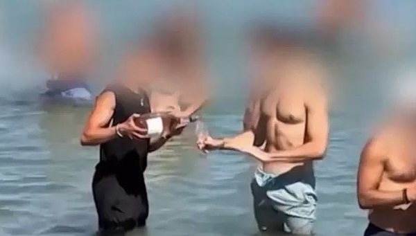 Πάρος: Οργή με βίντεο που δείχνει σερβιτόρο να γεμίζει ποτήρια πελατών μέσα στη θάλασσα