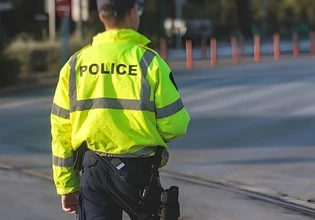 Τροχαίο στο Ίλιον: Φορτηγό προσέκρουσε σε κολώνα – Διακοπή κυκλοφορίας