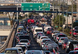 Κίνηση: Μποτιλιάρισμα στον Κηφισό – Καθυστερήσεις στην Αττική Οδό και στους δρόμους γύρω από το λιμάνι του Πειραιά