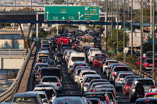 Κίνηση: Μποτιλιάρισμα στον Κηφισό – Καθυστερήσεις στην Αττική Οδό και στους δρόμους γύρω από το λιμάνι του Πειραιά