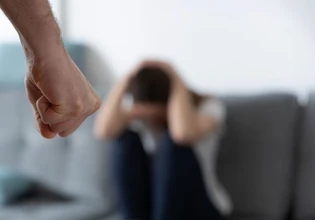 Κρήτη: Συνελήφθη 37χρονος για ξυλοδαρμό της συζύγου του μπροστά στο 3χρονο παιδί τους