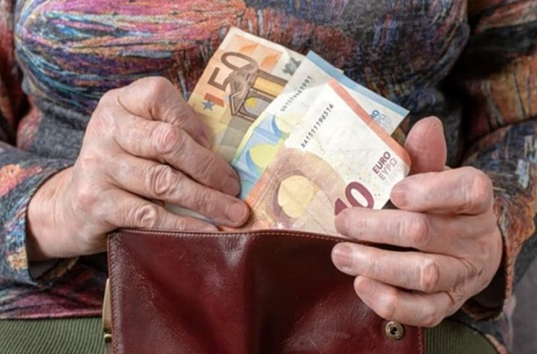 Συντάξεις χηρείας: Πάνε ταμείο τέλη Αυγούστου