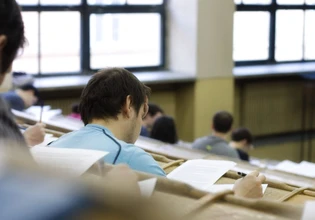 Αυξάνονται οι πτυχιούχοι που εγκαταλείπουν την Ελλάδα
