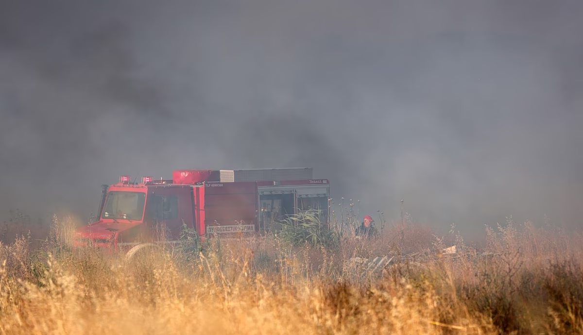 Φωτιά στο Σχιστό – Σηκώθηκαν τέσσερα εναέρια μέσα