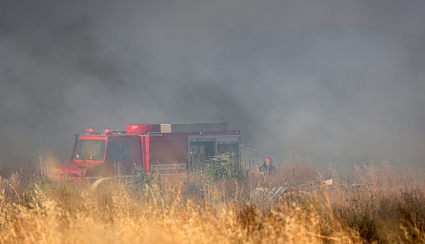 Φωτιά στο Σχιστό – Σηκώθηκαν τέσσερα εναέρια μέσα