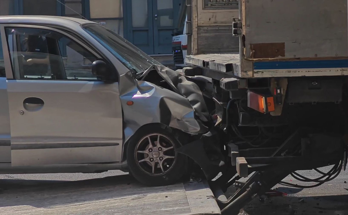 Τροχαίο στην Πειραιώς: Σύγκρουση ΙΧ με φορτηγό – Ένας τραυματίας