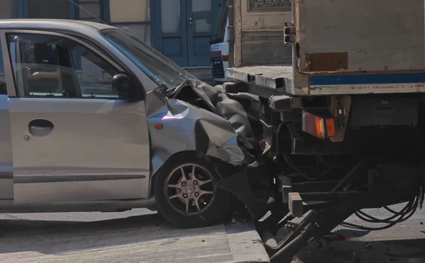Τροχαίο στην Πειραιώς: Σύγκρουση ΙΧ με φορτηγό – Ένας τραυματίας