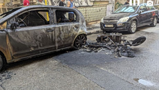 Κυψέλη: Στάχτη έγινε ΙΧ μετά από έκρηξη σε μπαταρία ηλεκτρικού σκούτερ [βίντεο]