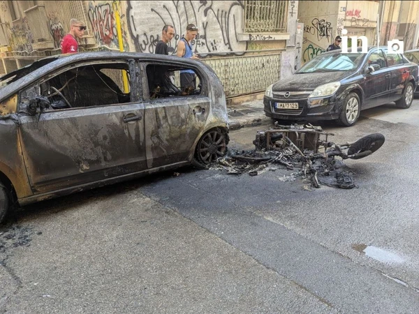 Κυψέλη: Στάχτη έγινε ΙΧ μετά από έκρηξη σε μπαταρία ηλεκτρικού σκούτερ [βίντεο]
