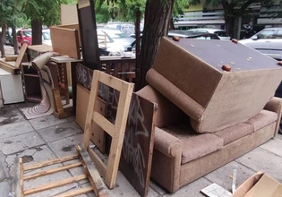 Θεσσαλονίκη: Δικογραφία σε βάρος δύο 39χρονων που πέταξαν έπιπλα στο πεζοδρόμιο