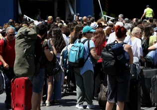 Όπου φύγει φύγει οι αδειούχοι του Ιουλίου – Πάνω από 50.000 ταξιδιώτες αναχώρησαν από τα λιμάνια της Αττικής