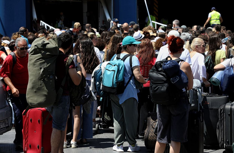Όπου φύγει φύγει οι αδειούχοι του Ιουλίου - Πάνω από 50.000 ταξιδιώτες αναχώρησαν από τα λιμάνια της Αττικής
