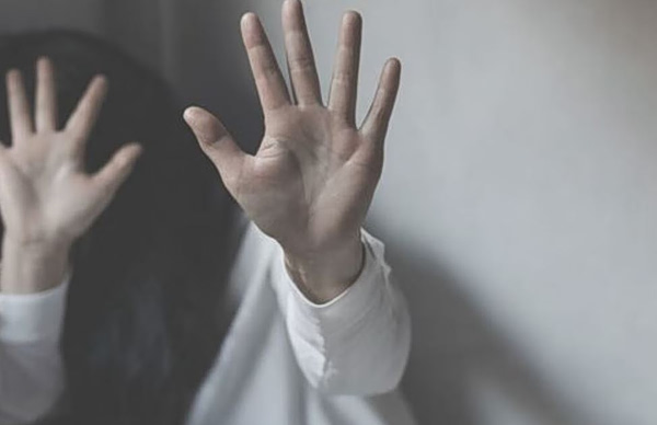 Καλλιθέα: Η 37χρονη έγκυος κάλεσε μόνη της την αστυνομία όταν έφυγε ο σύντροφός της που την ξυλοκόπησε