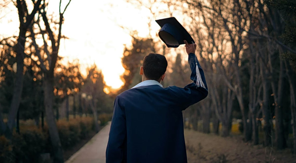 Gen Z: Μήπως το να ακολουθείς τα πάθη σου είναι πιο έξυπνο από τα να κυνηγάς το όνειρά σου;