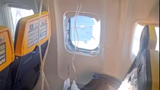 Ryanair: «Ήταν σχεδόν ολόκληρος έξω από το παράθυρο» – Τι λέει η γυναίκα που έσωσε τον 61χρονο Σέρβο