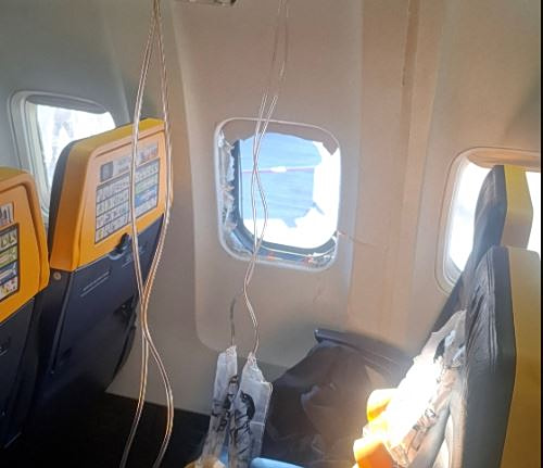 Ryanair: «Ήταν σχεδόν ολόκληρος έξω από το παράθυρο» – Τι λέει η γυναίκα που έσωσε τον 61χρονο Σέρβο