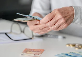 Συνταξιούχοι: Δουλειά μετά τη σύνταξη με μπόνους έως 120 ευρώ