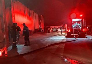 Αγρίνιο: Μεγάλη φωτιά σε εργοστάσιο επεξεργασίας ελιών στην Εθνική Οδό