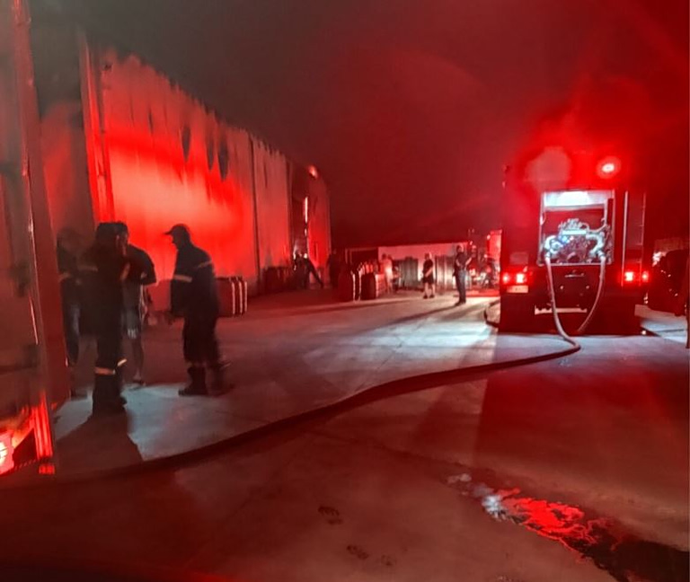 Αγρίνιο: Μεγάλη φωτιά σε εργοστάσιο επεξεργασίας ελιών στην Εθνική Οδό