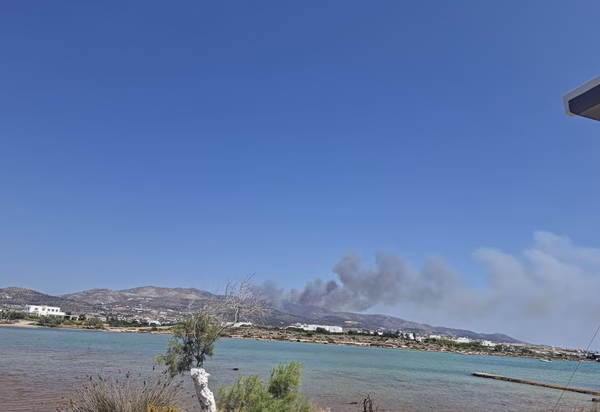 Φωτιά στην Πάρο: Ενισχύθηκαν οι δυνάμεις, επιχειρούν 12 εναέρια – Ήχησε το 112 για εκκένωση οικισμών
