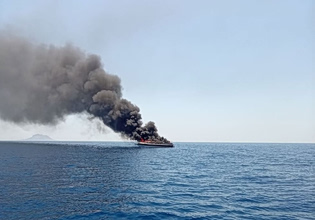 Φωτιά σε ταχύπλοο ανοιχτά της Βουλιαγμένης
