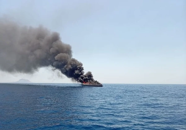 Φωτιά σε ταχύπλοο ανοιχτά της Βουλιαγμένης