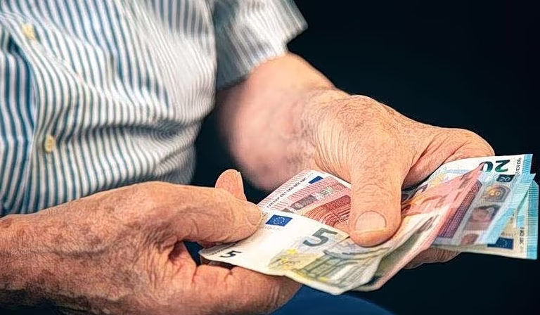 Μαζική η φυγή προς τη σύνταξη - Υπολογίζεται ότι θα ξεπεράσουν τις 110.000 οι αιτήσεις το πρώτο 6μηνο του 2026